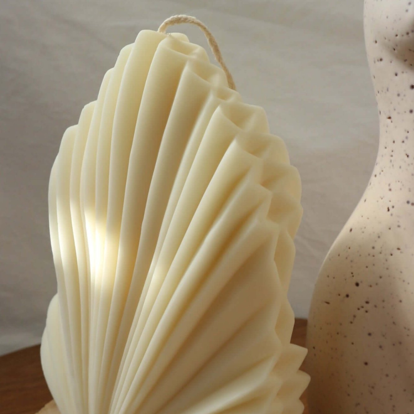 eco friendly palm shaped soy wax candle